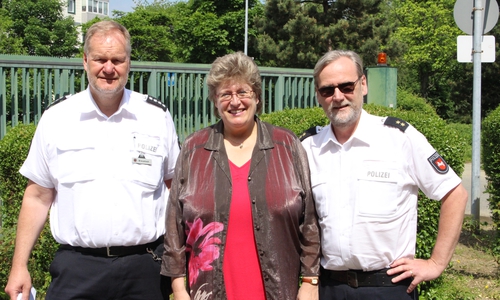 v.l.: Der Sachbearbeiter Verkehr Sigurd Breustedt, die Leiterin des Straßenverkehrsamts Gabriela Schacht und der Leiter Einsatz Hans-Werner Röhrken appellieren an die Verkehrsteilnehmer. Foto: Antonia Henker