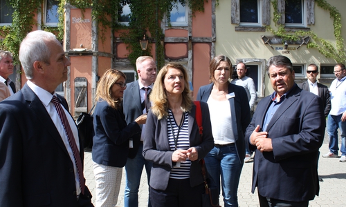 Auch der Besuch des damaligen Wirtschafts- und heutigen Außenministers Sigmar Gabriel im Integrationszentrum des Landkreises Goslar im Frühsommer 2016 war ein deutliches Zeichen, dass die hier geleistete Integrationsarbeit überregional wahrgenommen wurde. Foto: Landkreis Goslar