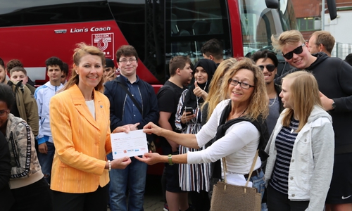 Cordula Miosga, Geschäftsführerin, Arbeitgeberverband Region Braunschweig e.V., überreicht Evelyn Fitzner, Fachkonferenzleitung Arbeit und Wirtschaft, Erich Kästner-Hauptschule, die Fahrkarte zur IdeenExpo. Fotos: AGV
