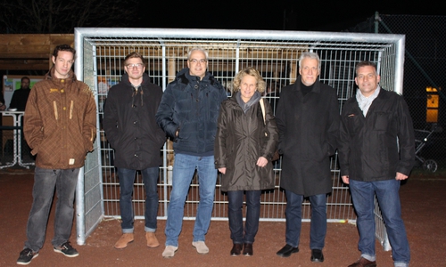 Die zwei Studenten Lukas und Julian, der 1. Vorsitzende des MTV Salzdahlum Michael Birke, die stellvertretende Bürgermeisterin Katrin Rühland, der Ortsbürgermeister Ralf Achilles und der Stadtjugendpfleger Stephan Fabriczek weihen den neuen Jugendplatz ein. Foto: Max Förster