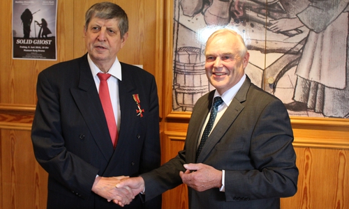 Dietrich Schaefer wird das Verdienstkreuz von Werner Warnecke verliehen. Foto: Christoph Böttcher