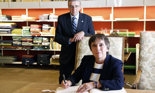 Die Theologin Prof. Margot Käßmann trägt sich im Beisein von Bürgermeister Thomas Pink in das Goldene Buch der Stadt Wolfenbüttel ein. Foto: Stadt Wolfenbüttel