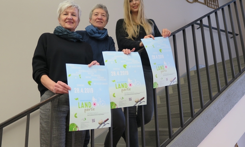 Stellten Logo und Plakate der 1. Braunschweiger Landpartie vor (v.l.): Landrätin Christiana Steinbrügge, Erica Neumann vom ADFC Wolfenbüttel sowie Alina Neumann vom Tourismusverband Nördliches Harzvorland. Foto: Landkreis Wolfenbüttel