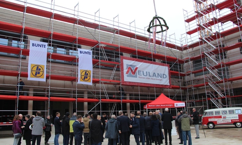 Am Donnerstag wurde das Richtfest des Neubauprojektes „Wohnen und Handel am Schlesierweg“ gefeiert. Fotos: Neuland Wohnungsgesellschaft mbH mi