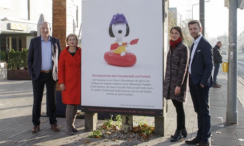 Präsentierten die neue Ausstellung auf der digitalen Kunstmeile in der Porschestraße: (v.l.) Josef Schulze Sutthoff, Leiter InnovationsCampus der Wolfsburg AG, Christiane Heuwinkel vom Kunstmuseum Wolfsburg, Nadine Redmann vom InnovationsCampus der Wolfsburg AG sowie Dennis Weilmann, Dezernent für Wirtschaft, Digitales und Kultur der Stadt Wolfsburg. Foto: Wolfsburg AG