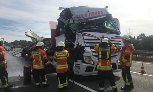 Der LKW wurde stark zerstört, der Fahrer konnte sich glücklicherweise ohne Hilfe aus dem Führerhaus befreien. Fotos und Video: Aktuell24 (KR)