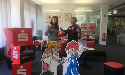 Melina Neumann, Maike Lüers und die Kolleginnen und Kollegen der S-Welt Wolfenbüttel am Holzmarkt freuen sich auf zahlreiche Kinder. Foto: Braunschweigische Landessparkasse