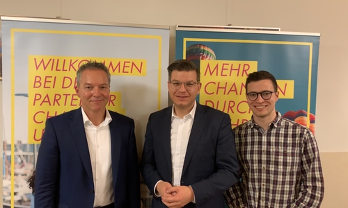 FDP-Kreisvorsitzender Björn Försterling (Mitte) und der JuLi-Kreisvorsitzende Max Weitemeier empfingen am Donnerstag den FDP-Landtagsabgeordneten Dr. Marco Genthe (links), der zum Zustand des Rechtsstaats sprach.

Foto: FDP Kreisverband Wolfenbüttel