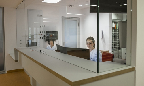  Eine Glaswand soll vor aggressiven Patienten und Angehörigen schützen.