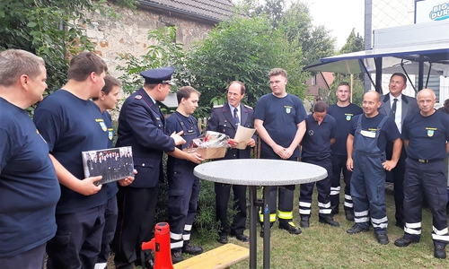 Ernennung vom ehemaligen Ortsbrandmeister Henning Schreiber zum Ehrenbrandmeister der Freiwilligen Feuerwehr Neindorf. Foto: Feuerwehr Neindorf