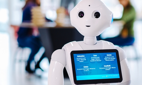 Der Roboter, ehemals "Pepper", heißt nun "Smarty". Foto: Janina Snatzke