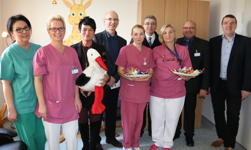 Das Team der Station 3.1. kümmert sich jetzt um das kleine Christkind und seine Mutter. Kerstin Scheithauer, Chefarzt Prof. Dr. Dirk Hausmann, Bürgermeister Thomas Pink, Pflegedirektor Ralf Harmel und Geschäftsführer Axel Burghardt bedankten sich beim Personal für den Arbeitseinsatz an Weihnachten. Foto: Werner Heise