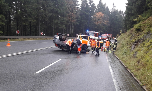 Das Fahrzeug hatte sich überschlagen und war auf dem Dach liegen geblieben. Foto: Feuerwehr Bad Harzburg