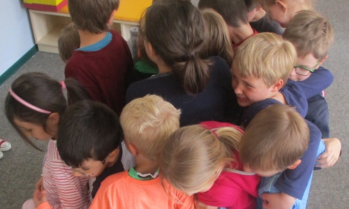 "Klein aber oho!": Die Kinder beim Haus der kleinen Forscher haben kleine Dinge untersucht und dabei den Begriff neu für sich geprägt. Foto: Stadt Wolfenbüttel