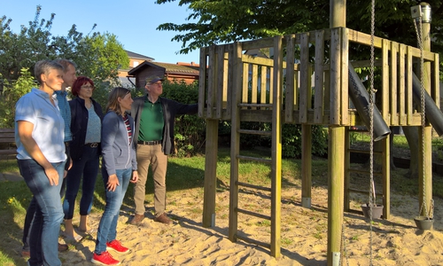 Der Ortsrat Hemkenrode mit (v.l.) A. Hantelmann, M. Elster, U. Baars, U. Siemens und H. Jordan bei der Besichtigung der Spielplätze. Foto: L. Buda