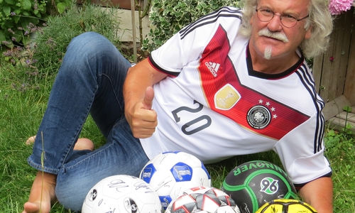 Manfred Kramer im Weltmeister-Trikot von Christoph Kramer und den ersten eingetroffenen Bällen. Foto: privat
