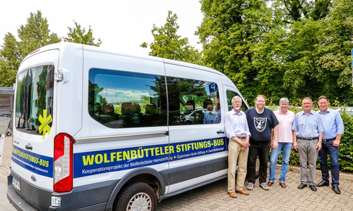 Albrecht Wagener (Heimatstiftung), Matthias Bosse (Leiter Gemeinschaftsunterkunft Jugendgästehaus), Olaf Danell (Oppermann-Kerle-Stiftung), Axel Gummert (Heimatstiftung) und Michael Jassmann (Heimatstiftung) (von links). Foto: Stadt Wolfenbüttel