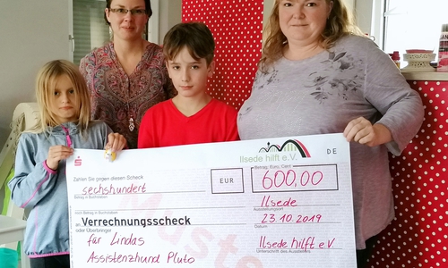 Linda, Annerose Neumann, Lindas Bruder Samuel, Katja Brandes. Foto: Ilsede hilft e.V 
