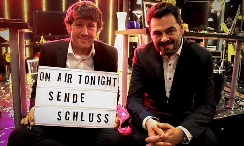 Es ist vorbei. Carsten Schrader (links) und Martin Tschupke verabschiedeten sich am Freitagabend von ihrem Publikum. Die Wolfenbütteler Late Night Show "On Air Tonight" ist Geschichte. Fotos/Video: Werner Heise