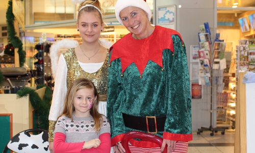 Weihnachtsengel Lea und Animateurin Cassy mit einer zufriedenen Kundin, der 7-jährigen Armina

Foto: Niklas Eppert

(Das Foto wurde mit freundlicher Genehmigung der Eltern aufgenommen.)