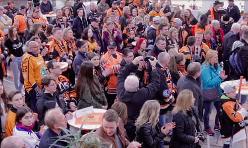 Volle Hütte Eis Arena. Da ging die Post ab. Wir waren mittendrin. Video/Foto: Jens Bartels