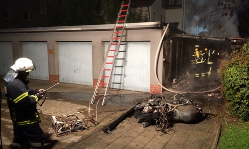 Ein Motorrad und ein Rasenmäher fielen den Flammen zum Opfer. Foto/Video: Werner Heise