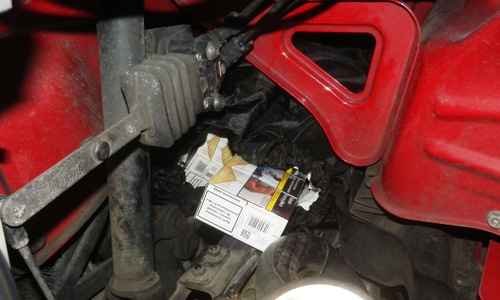 Die Zöllner stießen auf einen großen schwarzen Sack neben dem Motorblock - gefüllt mit 30 Stangen Zigaretten. Foto: ZOLL