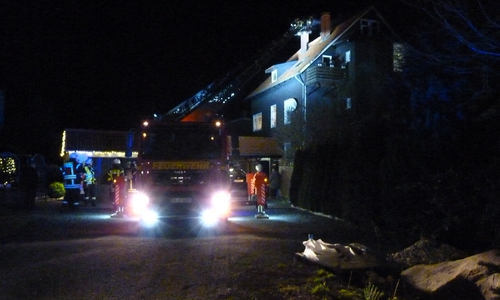 Mit der Goslarer Drehleiter konnte von Außen gegen das Feuer im Schornstein vorgegangen werden. Foto: Freiwillige Feuerwehr Oker