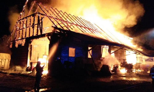 Meterhohe Flammen schlugen in den Himmel. Foto: Feuerwehr
