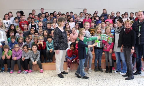 Die Schülerinnen und Schüler der Wilhelm-Busch-Grundschule mit Lehrerin Doris Hilgner, Schulleiterin Sabine Jackisch, Melanie Steliano (stellvertretende Tierheimleiterin), Susanne Unger (Vorstand Tierschutzverein) und Torsten Rupprecht (1. Vorsitzender des Schulfördervereins) (v. li.). Foto: Alexander Donstscheff