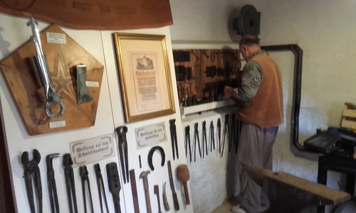 Dieter Großhennig legt letzte Hand in der Schmiede an. Foto: Förderkreis Heimathaus Alte Mühle Schladen e.V. 