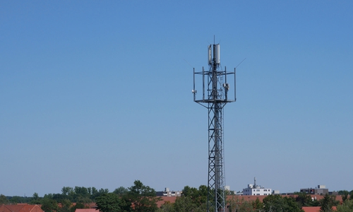 Jedes Handy, das mit einem Mobilfunkmast verbunden ist, wird Cell Broadcasts empfangen. Unabhängig von Apps oder der Internetverbindung. (Symbolbild)