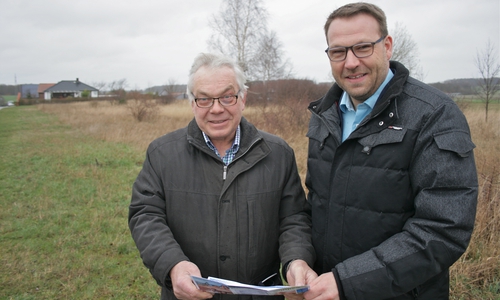 Bürgermeister Jörg Minkley (links) mit Samtgemeindebürgermeister Gero Janze (rechts) bei einem Vorort-Termin. Foto: Erik Beyen