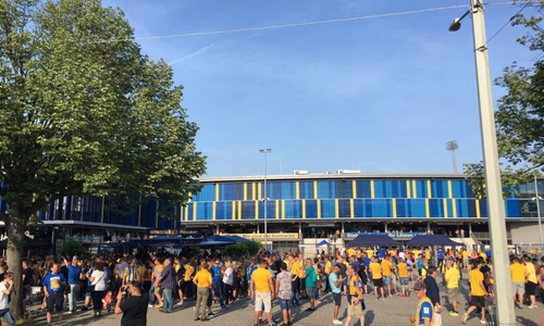 Fans vor dem Eintracht-Stadion in Braunschweig. Foto: Jens Bartels