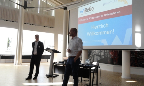 Dr. Jörg Aßmann (WiReGo) und Uwe Schwenke de Wall jun. (pro Goslar e.V.) bei der Begrüßung der Gäste (v. li.). Foto: WiReGo