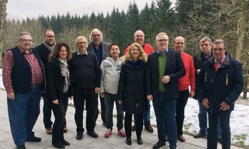 Klausur der SPD Kreistagsfraktion mit Gästen im Harzer Wald- und Sporthotel Festenburg (von links): Bernfried Keye, stv. Landrat Julian Märtens, Susanne Fahlbusch, Joachim Eichenlaub, Michael Sandte, Martin Albinus, Landtagsvizepräsidentin Petra Emmerich-Kopatsch, Michael Hausmann, Fraktionsvorsitzender Falk Hensel, Harald Koch, Reinhard Deitmar und Goslars stellvertretender Landrat Horst Brennecke. Foto: SPD