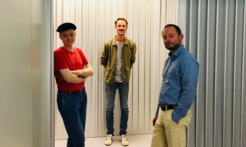 Stipendiaten 2019 der Braunschweigischen Stiftung:  Steve Luxembourg (IDEE), Christian Schiebe (ABDRUCK) und Kurator Marcus Körber. Foto: Braunschweigische Stiftung