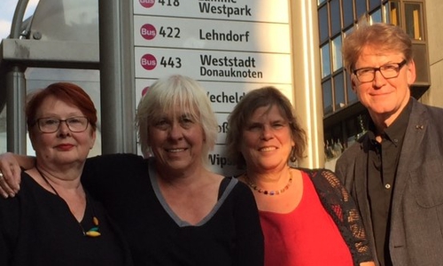 Von links: Ulla Derwein, Juliane Krause, Elke Flake, Rainer Mühlnickel an Bushaltestelle am Rathaus. Foto: Die Grünen