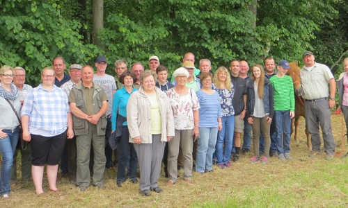 Nach der zweistündigen Waldrundfahrt stellten sich die Teilnehmer mit Förster Dirk Strauch (2. von rechts) zum Gruppenfoto auf. Foto: Privat