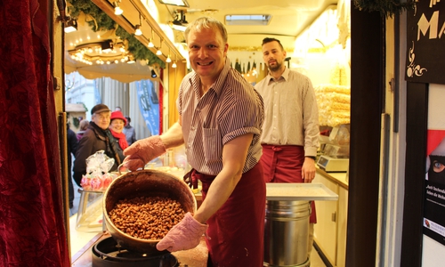 Markus Meier an seinem Weihnachtsmarktstand. Archivbild