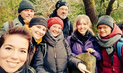 Susan Sziborra-Seidlitz (Landesvorsitzende GRÜNE Sachsen-Anhalt), Hanso Janßen und Anne Kura (beide Landesvorsitzende GRÜNE Niedersachsen), Sylvia Spehr (Sprecherin des GRÜNEN Kreisverbandes Nordhausen in Thüringen), Rüdiger Neitzke (Fraktionsvorsitzender GRÜNE Kreistag Nordhausen), Simone Stolzenbach (Sprecherin GRÜNE Oberharz Niedersachsen), Viola von Cramon (Europaabgeordnete) am dreieckigen Pfahl. Foto: Susan Sziborra-Seidlitz