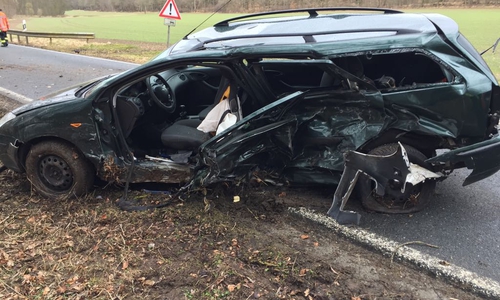 Die Fahrerin dieses Wagens wurde aus dem Auto in ein Gebüsch geschleudert und schwer verletzt. Fotos: Nino Milizia