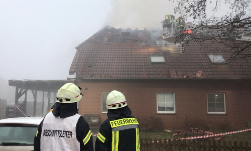 Der Dachstuhl des Hauses musste mit der Drehleiter gelöscht werden. Fotos und Video: aktuell24/BM