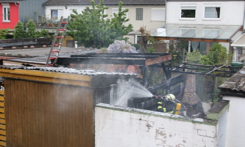 Von den beiden Schuppen ist nicht mehr viel übrig geblieben. Fotos: Rudolf Karliczek