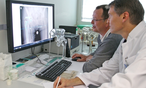 Dr. Thomas Hockertz und Dr. Lars Hollmann bei der Prothesen-Planung. Foto: Städtisches Klinikum