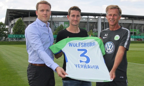 Drei und die 3: Manager Olaf Rebbe, Paul Verhaegh und Trainer Andries Jonker. Foto: Frank Vollmer