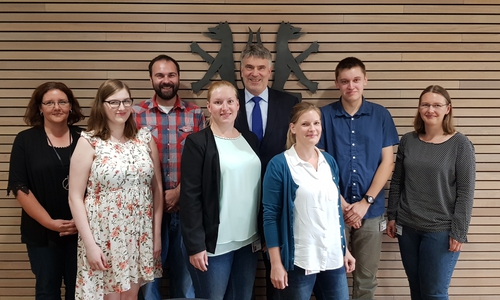 Laura Hübner, Sarah Tomalik und Juliane Schell; hinten v.l. Pamela Gelbke (Ausbildungsbeauftragte), Benjamin Dietrich, Erster Kreisrat Henning Heiß, Sven Braukmann und Nicole Papenberg (Ausbildungssachbearbeiterin). Foto: Landkreis Peine