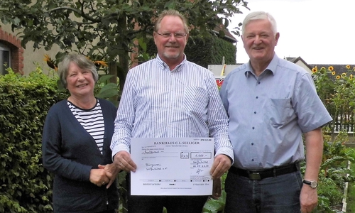 Der Zweite Vorsitzende des Bürgervereins, Uwe Oppermann (Mitte), freut sich gemeinsam über die Spende mit Bernd und Karin Höfener.