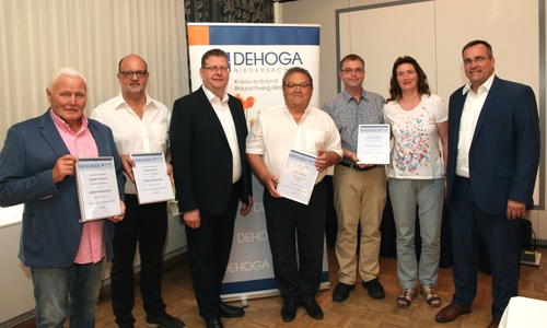 Es wurden diverse Ehrungen durchgeführt. Von links: Günter Lindhorst, Andreas Kroll, Bernd Weymann, Eckehard Ossada, Manfred Vollprich und Partnerin, Mark Alexander Krack.