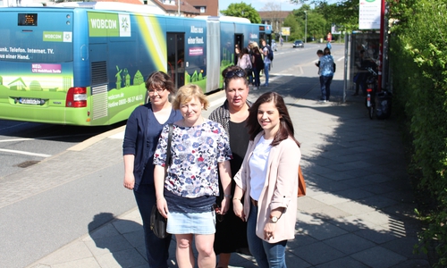 Verony Reichelt, Yvonne Reinecke, Anja Ameling und Kristin Krumm (v.l.) sprachen vor Ort über die Möglichkeiten einer Ampelanlage. Foto: Julian Bergmeier